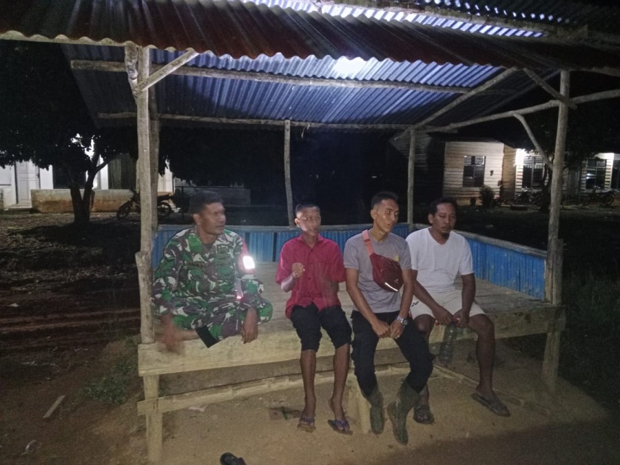 Ciptakan wilayah yang kondusif Koramil 406-04/muara Lakitan melalu Serka hijraliansyah laksanakan Patroli siskamling di wilayah