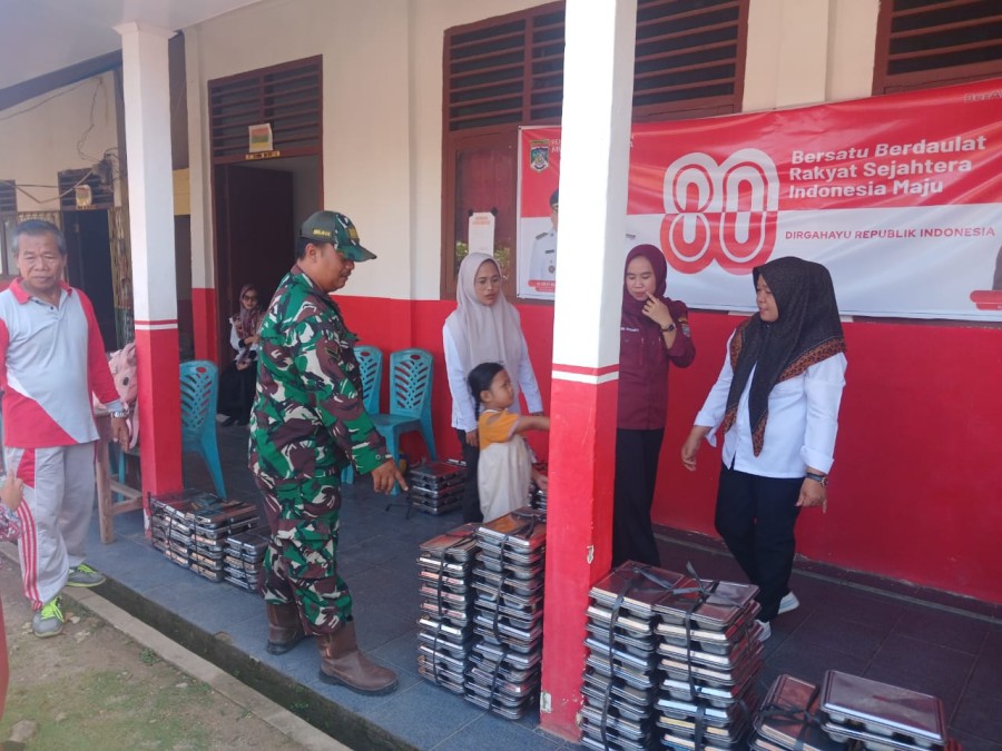 Babinsa Koramil 406-02/Rawas Ilir Serda Romi Handrian Melaksanakan Giat MBG di SDN Bingin Teluk