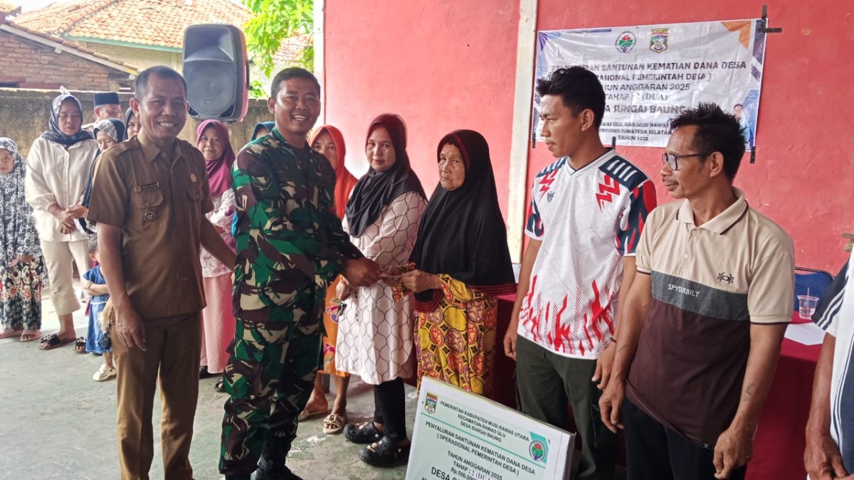 Serda Niki Sudoyo Babinsa Koramil 406-01/Rawas Ulu Hadiri Penyaluran BLT dan Santunan Kematian di Desa Sungai Baung
