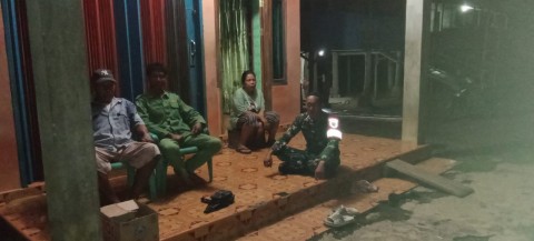 Serda Bendedes, Babinsa Koramil 406-07/Jayaloka, Aktif Laksanakan Siskamling Demi Ciptakan Keamanan di Wilayah