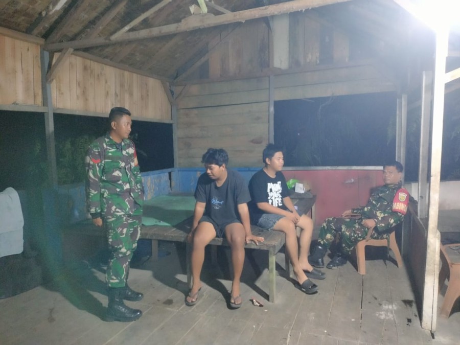 Ciptakan Situasi Aman, Babinsa Koramil 406-03/Rupit Laksanakan Siskamling di Desa Karang Anyar