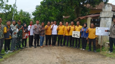 Babinsa Koramil 406-05/Muara Kelingi Hadiri Monitoring Penyaluran BLT-DD dan Pembangunan Drainase di Desa Banpres