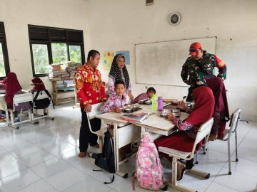 Babinsa Koramil 406-02/Rawas Ilir Dampingi Kegiatan Makan Bergizi Gratis di SDN 1 Bingin Teluk