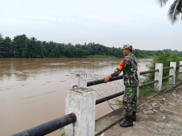 BABINSA KORAMIL 406-04/MUARA LAKITAN Aktif Lakukan Pemantauan Aliran Sungai Guna Antisipasi Banjir