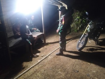 Babinsa Koramil 406-02 Rawas Ilir, Praka Jeffry Adrian Saputra, Laksanakan Patroli Siskamling di Desa Belani