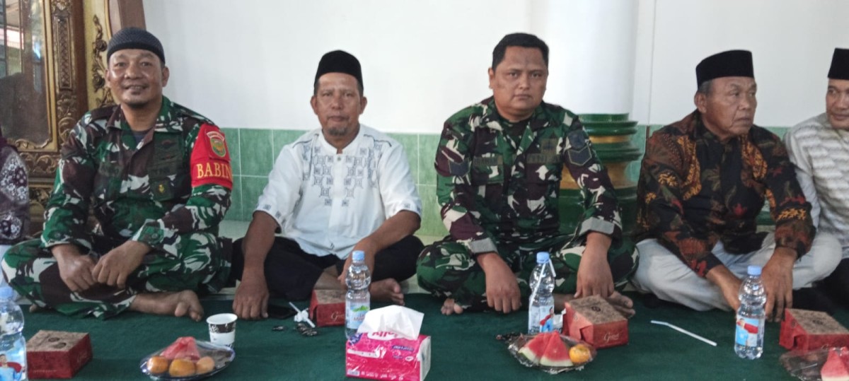 Serma didik Irawan dan pos Ramil 406-06/Tugumulyo hadiri pengajian Mura mantap di wilayah binaan