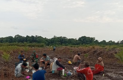 Babinsa Koramil 406-02/Rawas Ilir Laksanakan Komsos dengan Warga di Desa Setia Marga