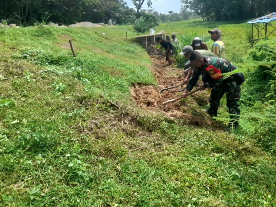 Babinsa Koramil 406-09/Terawas Gotong Royong Bersama Warga Binaan Bangun Irigasi Persawahan