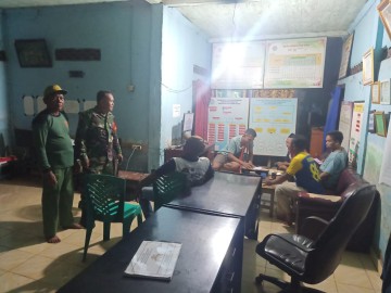 Babinsa Koramil 406-01/Rawas Ulu Laksanakan Siskamling di Desa Sukomoro Demi Ciptakan Situasi Aman dan Nyaman
