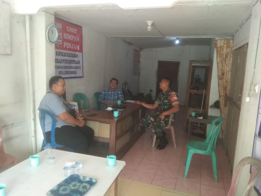 Babinsa Koramil 406-08/Lubuk Linggau Laksanakan Komsos Bersama Ketua Koperasi Merah Putih