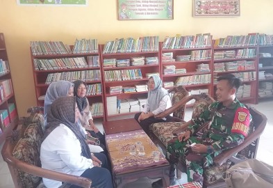Babinsa Koramil 406-02/Rawas Ilir Jalin Komunikasi Sosial Bersama Guru dan Staf SD Negeri 1 Desa Mandi Angin