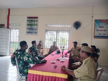 Anggota Koramil 406-01/Rawas Ulu Sosialisasikan Pencegahan Karhutla di Desa Sungai Jauh