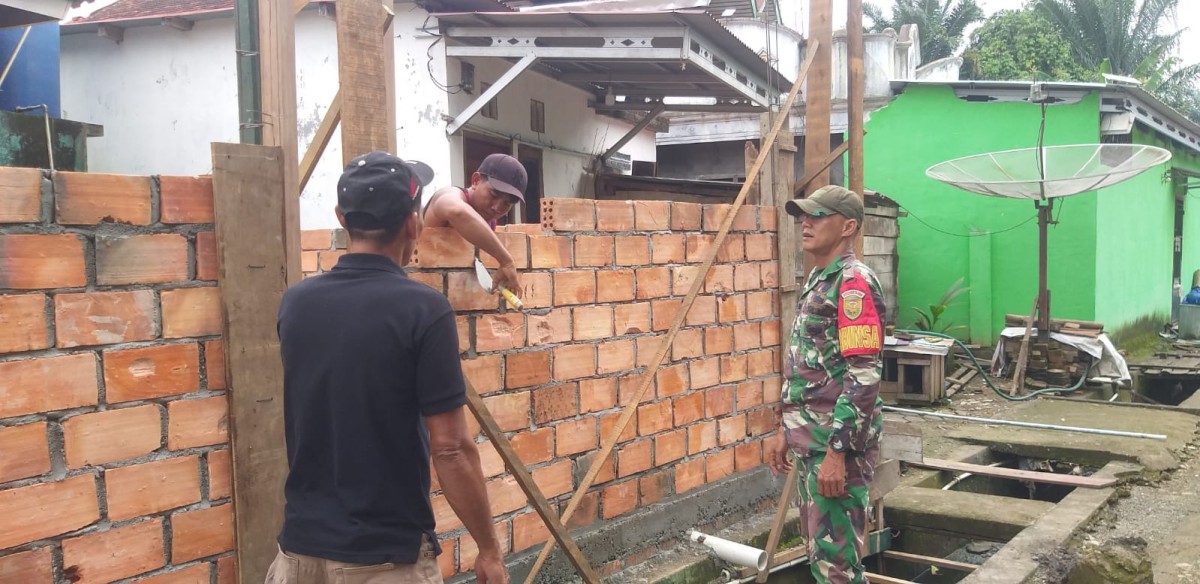 Gotong Royong Bersama Warga, Babinsa Bantu Bangun Rumah Warga Binaan