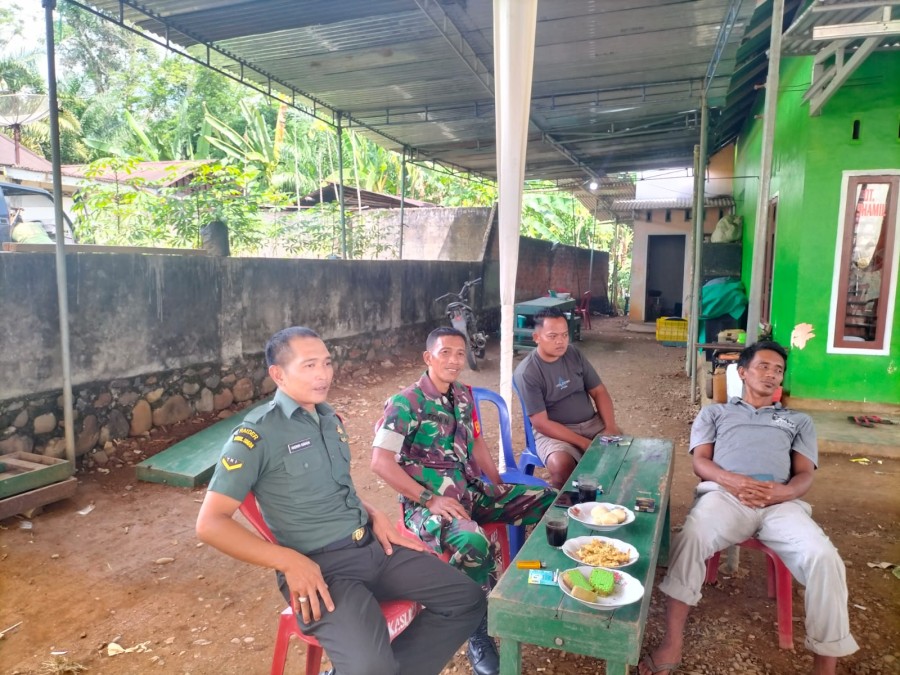 Babinsa Koramil 406-08/Lubuk Linggau Laksanakan Komsos Bersama Warga Saat Hajatan di Kelurahan Taba Baru