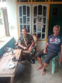 Tingkatkan kerjasama di wilayah binaan sertu Sutarno jalin komsos dengan tokoh masyarakat