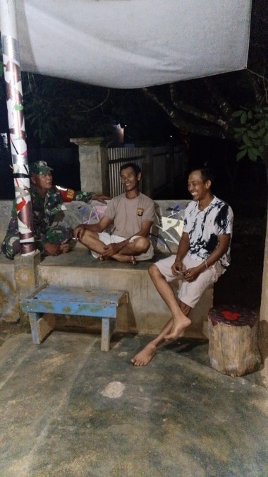 Serka Amron Musalisah, Babinsa Koramil 406-07/Jayaloka, Aktif Laksanakan Patroli Ronda Malam Bersama Warga