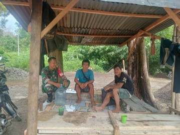 Babinsa Koramil 406-08/Lubuk Linggau Laksanakan Komsos Bersama Warga di Kelurahan Watas