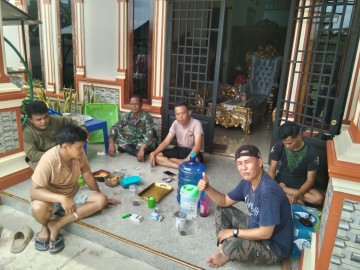 Babinsa Koramil 406-09/Terawas Laksanakan Komsos Bersama Warga di Desa Prabu Menang