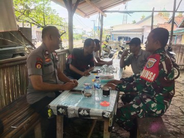 Sertu Tugianto dan Bhabinkamtibmas Jalin Komsos dengan Warga Desa Megang Sakti II