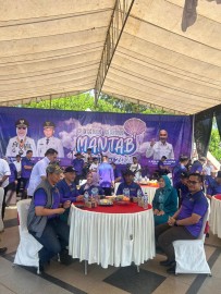 Babinsa Koramil 406-06/Tugumulyo Serma feri efriyansah monitoring pembukaan pekan Raya di taman beregam