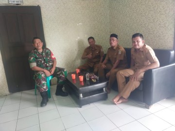 Sertu Ade Arif Babinsa Koramil 406-03/Rupit Laksanakan Komsos Tentang Pentingnya Menjaga Kebersihan di Lingkungan Desa Maur Baru