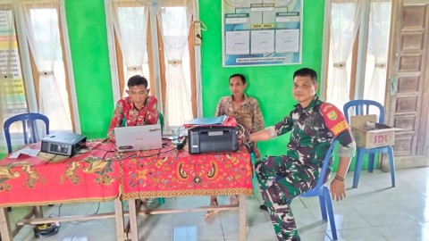 Babinsa Koramil 406-04/Muara Lakitan Laksanakan Komsos dengan Perangkat Desa Harapan Makmur