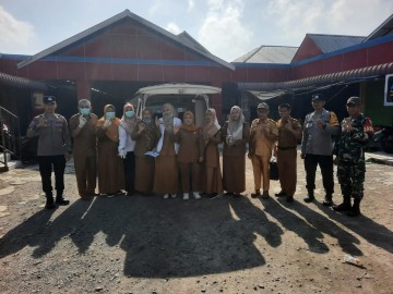 Serma Didik dan Serka Wahyudi Babinsa Koramil 406-06/Tugumulyo lakukan pendampingan skrining TB paruh waktu