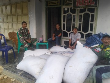 Babinsa Koramil 406-03/Rupit Laksanakan Komsos dengan Warga Desa Bukit Langkap