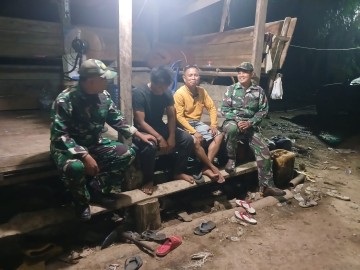 Babinsa Koramil 406-02/Rawas Ilir Tempuh 60 KM Jalankan Patroli Siskamling di Desa Mekar Sari