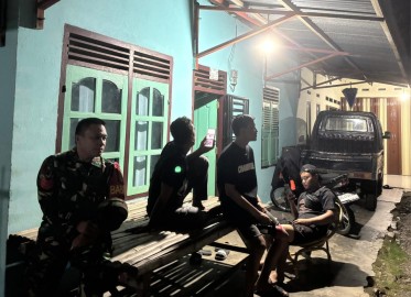 Babinsa Koramil 406-07/Jayaloka Gelar Patroli Siskamling Bersama Warga, Ciptakan Rasa Aman di Wilayah Jayaloka