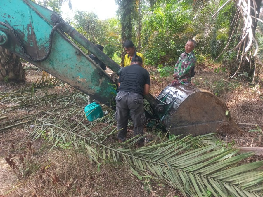 Danramil 406-08/Lubuk Linggau Pimpin Karya Bakti Pembukaan Jalan Sepanjang 5,5 Km di Kelurahan Margorejo