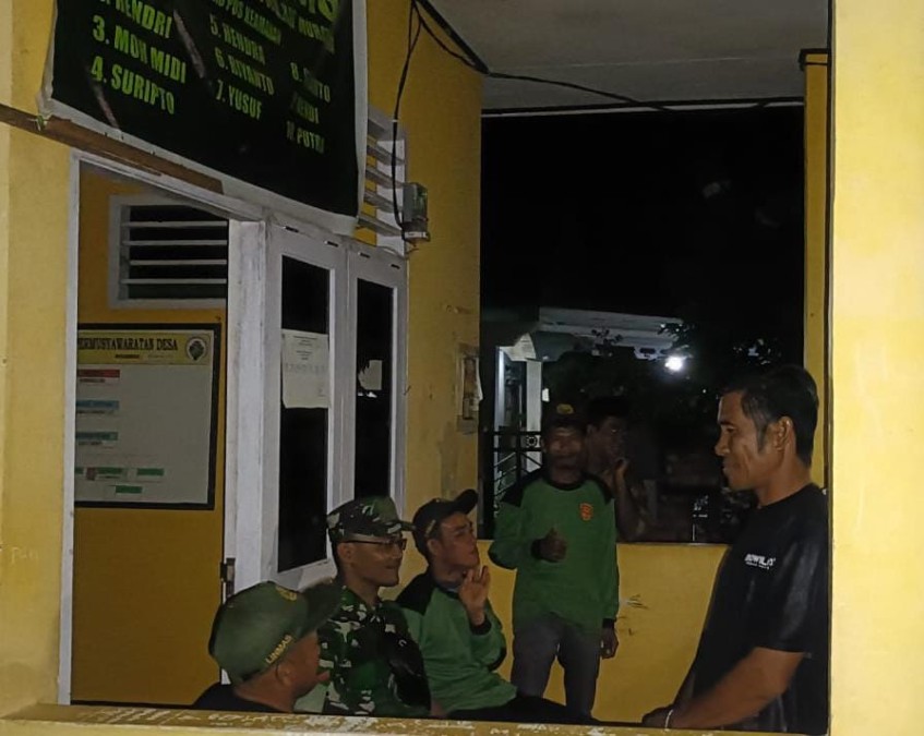 Babinsa Koramil 406-01/Rawas Ulu Laksanakan Patroli Siskamling di Desa Sukomoro Tempuh Jarak 76 KM, Kopda Kadek Rius Wujudkan Keamanan dan Kenyamanan Warga