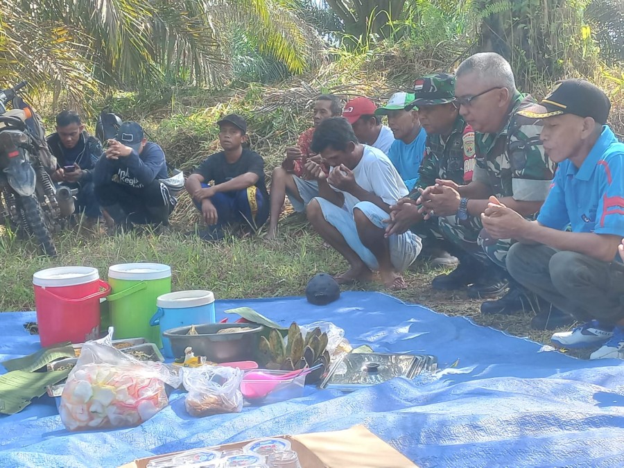 Danramil 406-08/Lubuk Linggau Gelar Doa Bersama Masyarakat untuk Kelancaran Karya Bakti Pembuatan Jalan