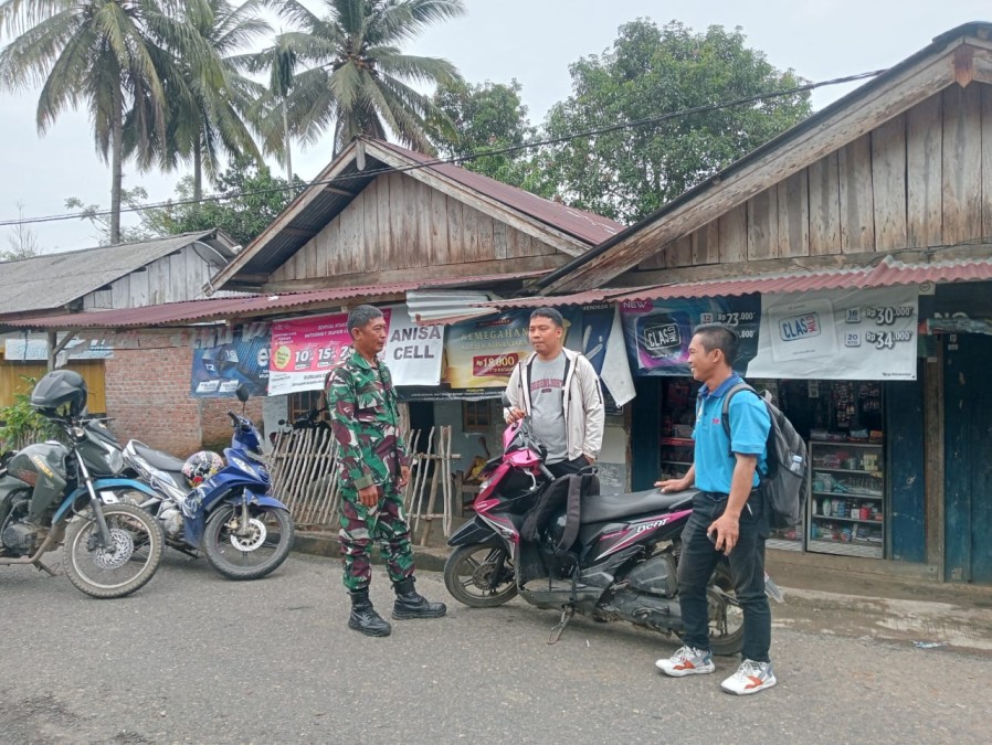 Babinsa Koramil 406-02/Rawas Ilir Laksanakan Komsos di Desa Beringin Sakti