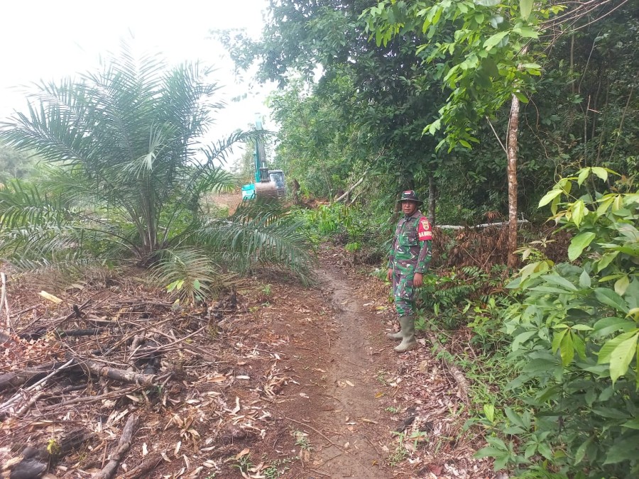 Babinsa Koramil 406-08/Lubuk Linggau Laksanakan Karya Bakti Pembukaan Jalan di Kelurahan Margorejo