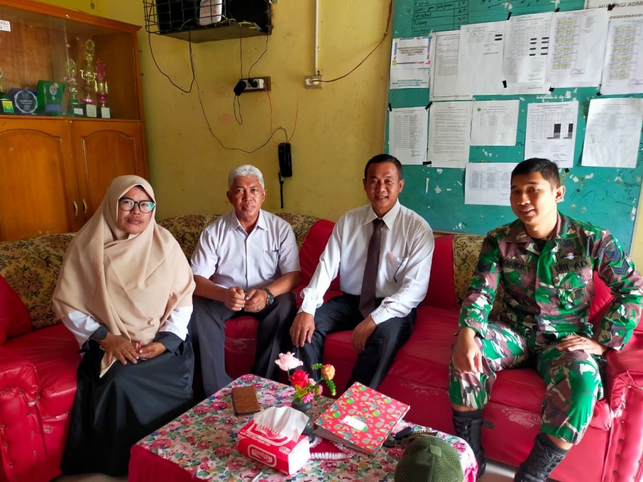 Selalu berada di tengah-tengah masyarakat Serka Yongki monitoring revitalisasi gedung smks kharisma