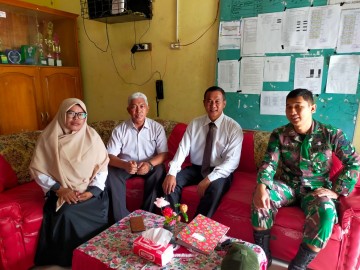 Selalu berada di tengah-tengah masyarakat Serka Yongki monitoring revitalisasi gedung smks kharisma