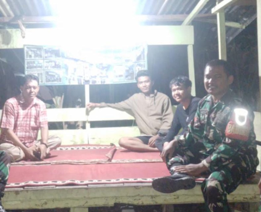 Babinsa Koramil 406-10/Lubuklinggau Timur Aktif Laksanakan Siskamling di RT 06 Kelurahan Ceremeh Taba