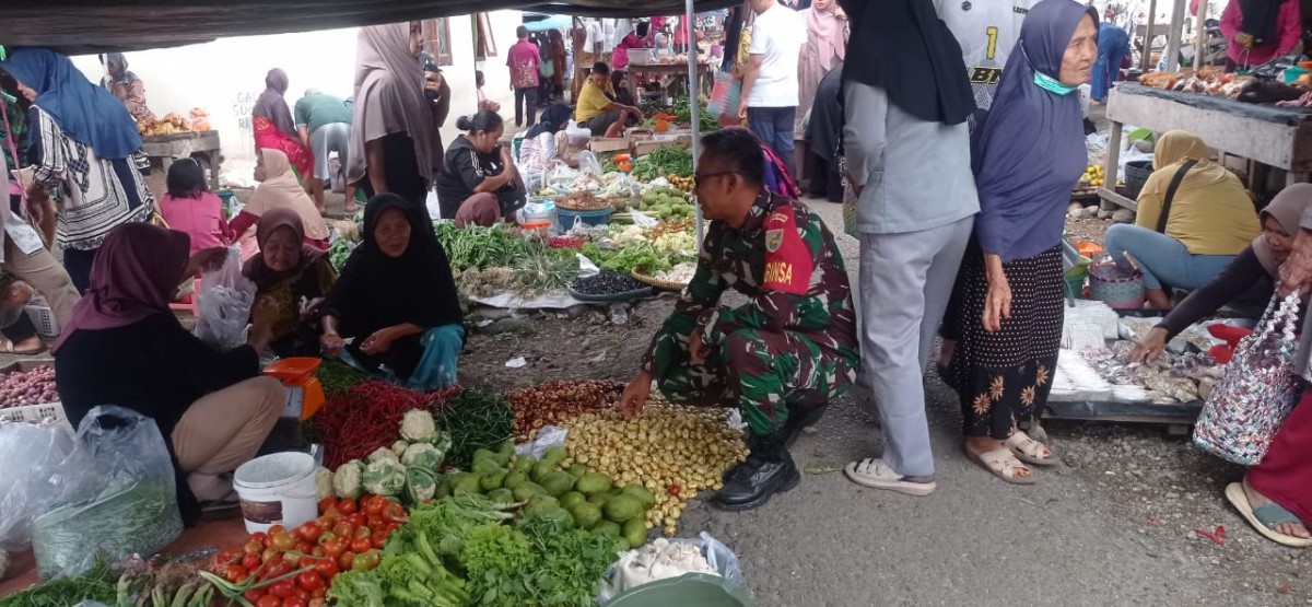Anggota Koramil 406-03/Rupit Laksanakan Komsos dan Pengecekan Harga Sembako di Pasar Kecamatan Rupit