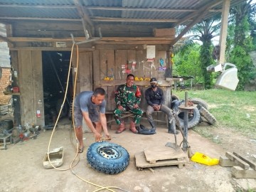 Babinsa Koramil 406-02/Rawas Ilir Laksanakan Komsos di Desa Biaro Baru Kecamatan Rawas Ilir Kabupaten Musi Rawas Utara