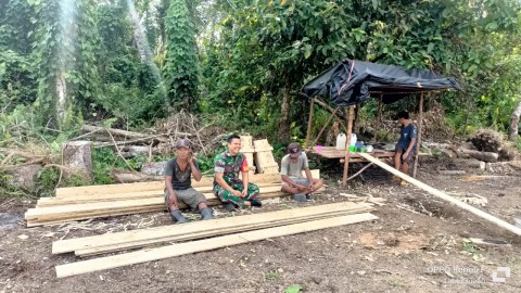 Babinsa Koramil 406-03/Rupit Laksanakan Komsos dengan Masyarakat Desa Maur Baru