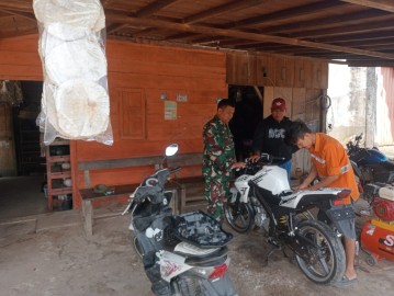 Babinsa Koramil 406-02/Rawas Ilir Laksanakan Komsos dengan Warga Desa Ketapat Bening