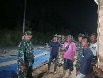 Ciptakan Situasi Aman dan Nyaman, Babinsa Koramil 406-02/Rawas Ilir Koptu Riky Ayub Laksanakan Patroli Siskamling di Desa Ketapang Bening