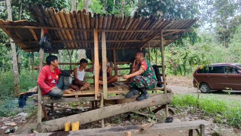 Babinsa Koramil 406-09/Terawas Himbau Warga Desa Batu Gane Agar Tidak Melakukan Karhutla