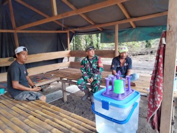 Babinsa Koramil 406-02/Rawas Ilir Jalin Komsos dengan Warga Desa Karang Dapo I