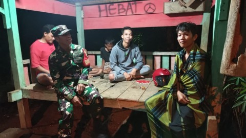 Babinsa Koramil 406-07/Jayaloka Bersama Warga Laksanakan Pos Ronda Malam di Desa Purwodadi