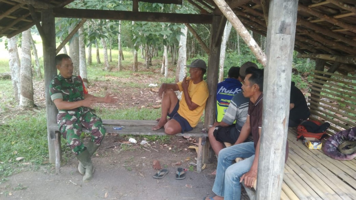 Babinsa Koramil 406-09/Terawas Laksanakan Komsos Bahas Kesehatan di Desa Sumber Asri