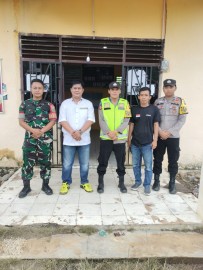 BABINSA KORAMIL 406-03/RUPIT BERSAMA BHABINKAMTIBMAS LAKSANAKAN KOMSOS BAHAS KEAMANAN DI DESA RANTAU TELANG
