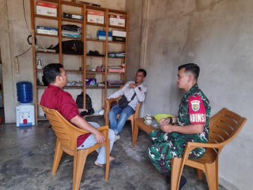 Babinsa Serda Arly Satria Laksanakan Komsos dengan Warga Desa Embacang Baru Ilir