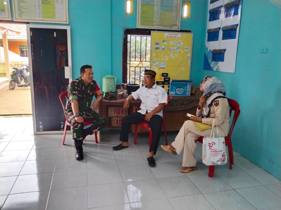 Babinsa Koramil 406-09/Terawas Laksanakan Komsos Bersama Perangkat Desa Pasenan